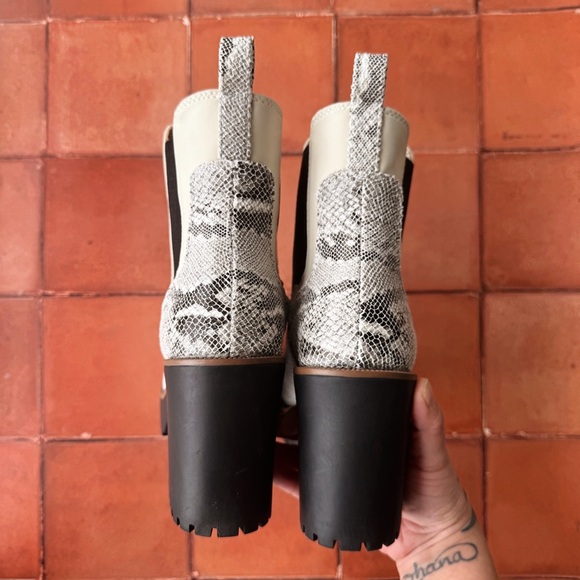 Sz 7.5 Chinese Laundry Good Day Cream & Grey Neo Snake Platform Ankle Boots GUC - Picture 2 of 8